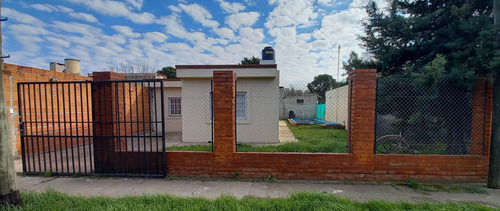 Casa En Albarellos, Pileta, Jardin.