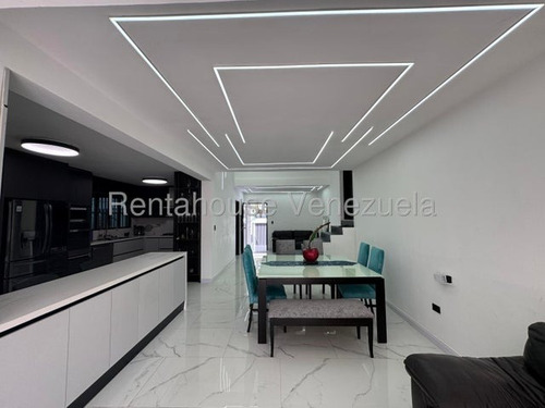 Bella Casa Recién Remodelada En Venta El Cafetal Calle Cerrada Con Vigilancia 25-22537 Mr.