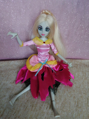 Muñeca Cenicienta Zombie Wowee Once Upon A Zombie
