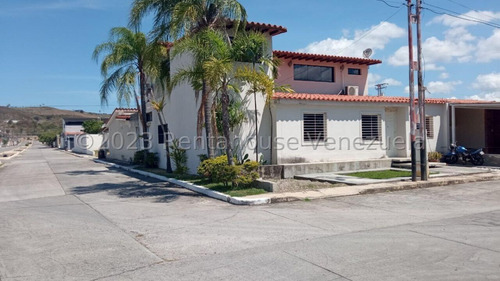   *mm&ne/  Casa En Venta Villasdeyara Barquisimeto  Lara, Venezuela. Maribelm & Naudye/  4 Dormitorios  3 Baños  200 M² 