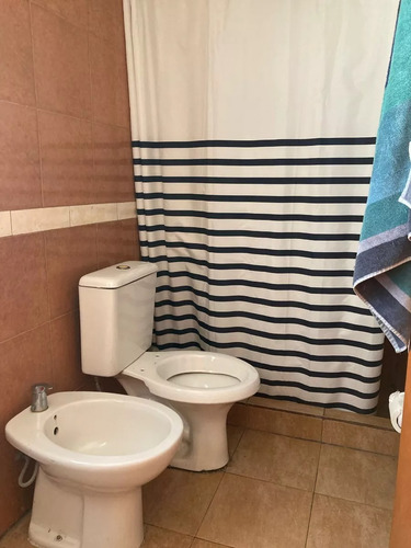 Edificio, Reciclaje Con 4 Apartamentos. Dos En Planta Baja Con Patios Y Dos En Planta Alta Duplex Tza, Alquilados Con Garantía, Excelente Renta !!! Oportunidad De Inversión!