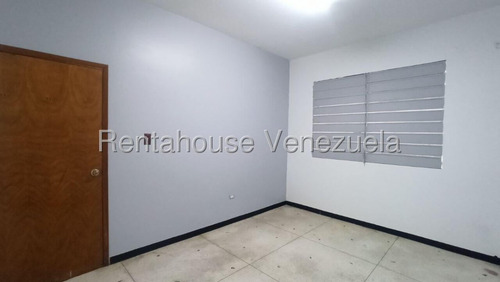 Dalisa Bigott Alquila Casa Comercial En Carmen Victoria, Este De Barquisimeto | 410 M², Aire Acondicionado Central, Estacionamiento Para 4 Vehículos | #25-18093