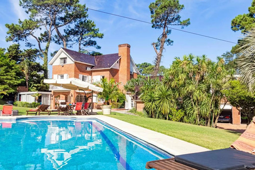 Venta De Casa De 6 Dormitorios En Mansa, Punta Del Este.