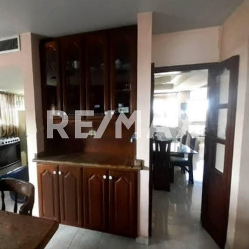 Imagen 6 de 10 de En Venta, Amplio Apartamento Residencial, Av. Bolívar De Lechería, De Cómodo Acceso, Carmelo Albelo 04128592712