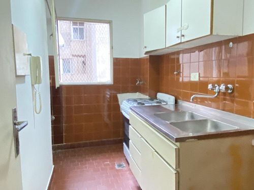 Departamento En El Centro En Venta De 1 Dormitorio Con Balcón Desocupado