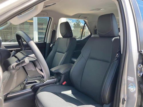 Imagen 10 de 17 de Toyota Sw4 2.8 Tdi 6 A/t 7 Asientos Srx 4x4 0km My2023