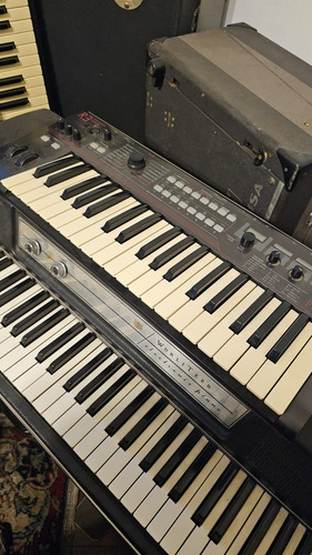 Korg R3 Sintetizador Digital Analógico Microkorg Con Vocoder (Usado)