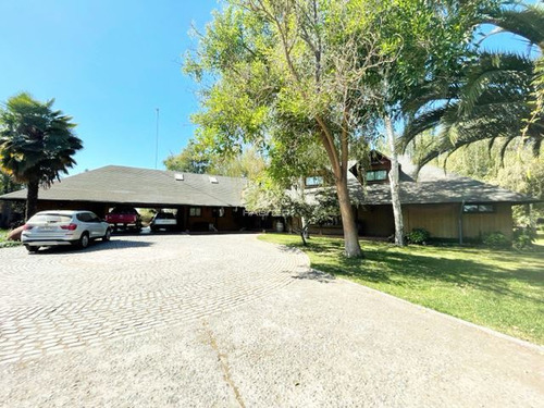 Casa En Venta De 5 Dorm. En Curicó