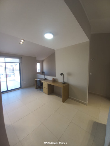 Casa De 3 Niveles Con Excelente Precio En Dominio Cumbres