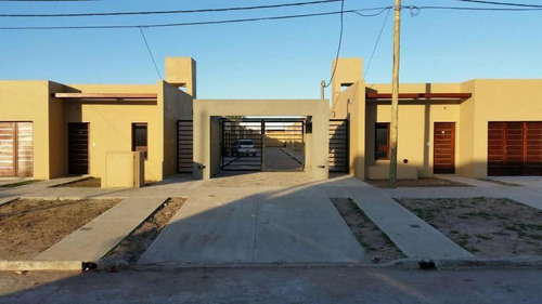 Casa En Venta - 2 Dormitorios 1 Baño - Cochera - 110mts2 - Chivilcoy