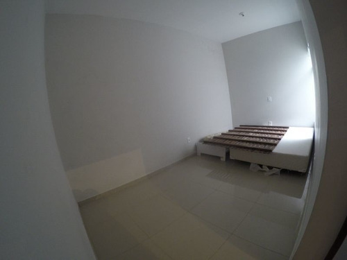 Excelente Casa Nova, Com 2 Dormitórios, Sendo Um Suíte, Sala E Cozinha Conjugada, Lavanderia, Garagem Para 1 Carro Com Área Construída De 53,00m². Valor De R$175.000,00 Escriturado.. Rua Calçada Em B