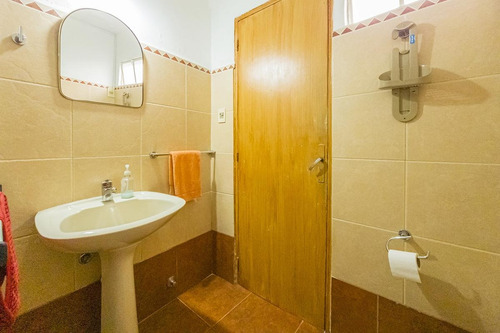 Imagen 19 de 23 de Oportunidad! Venta Casa En La Comercial - 3 Dormitorios - 2 Baños - Cómoda, Iluminada Y Segura!