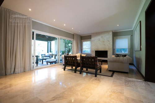 Venta Casa 4 Dormitorios, Excelente Calidad Y Muy Confortable En Ayres De Pilar