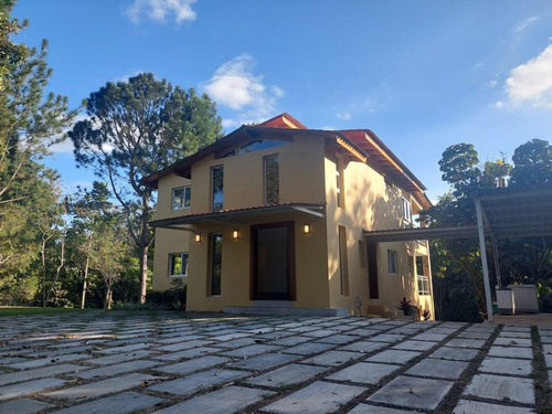 Villa Nueva Con Un Gran Terreno En Zona Residencial Del Jarabacoa. 