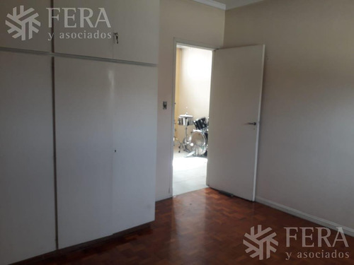 Venta De Casa 5 Ambientes Con Cochera Cubierta Y Patio En Don Bosco (26796)