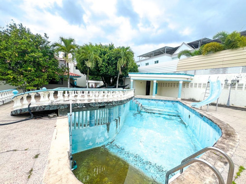 Villa En Venta De 6 Habs Con Enorme Piscina En San Francisco De Macoris