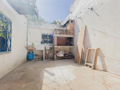 Venta De Casa 2 Dormitorios Con Patio, Parrillero Y Garaje En La Comercial