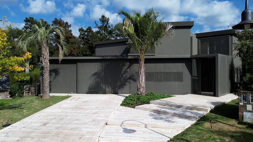 Casa En Castores Con El Mejor Acceso A Guardia Y Club House!