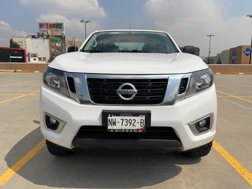 Imagen 1 de 15 de Nissan Np300 2017 2.4 Doble Cabina Se Aa Pack Seg Mt