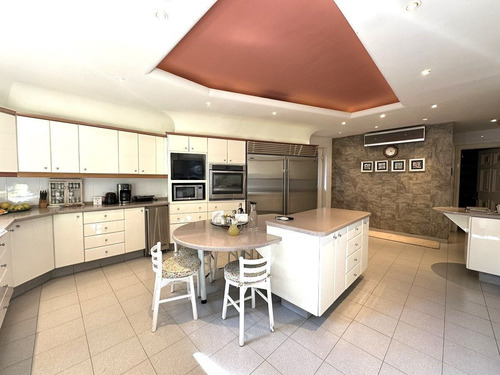 Residencia En Venta En Calle Y Fraccionamiento Cerrado En Lomas Hipódromo