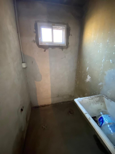 Venta De Casa Con Garaje, Local Y Galpón