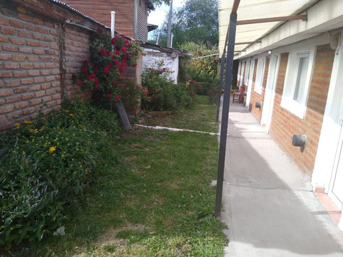 Complejo De 2 Locales Comerciales, 1 Departamento Y 5 Monoambientes Tipo Dormis En Cholila -chubut