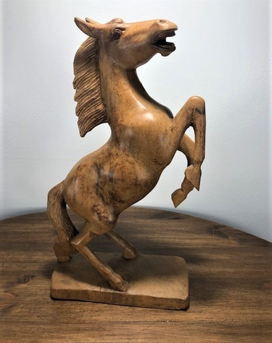 Cavalo Entalhado Na Madeira 30cm