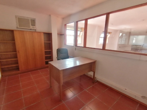 Amplísima Propiedad Bodega Y Oficinas En Planta Libre.
