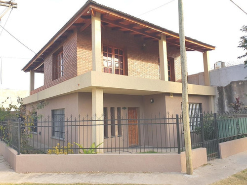 Imagen 2 de 16 de Casa Venta - 4 Dormitorios - Granadero Baigorria