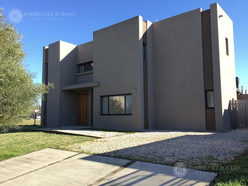 Imagen 2 de 30 de Casa A La Laguna De Excelentes Terminaciones - El Canton