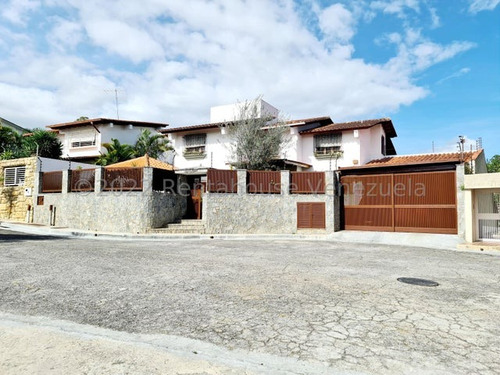 Casa Ubicada En Calle Cerrada, Con Amplio Espacio Para Estacionar Por Ser Calle Ciega. Muy Bien Mantenida,  En Venta La Tahona Mls #23-7903 Francis Zeppieri