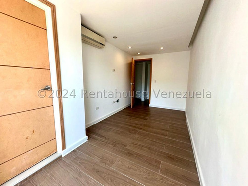 Sofisticado, Lujoso Y Bien Equipado Espectaculo De Departamento En Una Zona Inmejorable - Lomas De Las Mercedes // Luis Gomez // Mls #25-2581