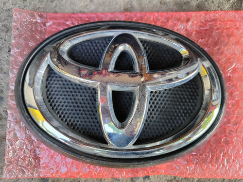 Emblema De Parrilla Toyota Hilux 16-20 Original 