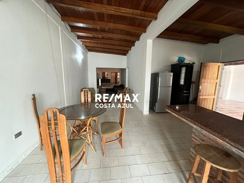 Remax Vende Amplia Casa En Conjunto Los Coralitos Tucacas