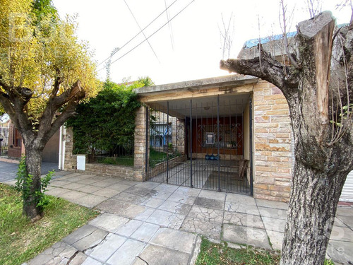 Venta Casa 4 Ambientes Con Local  205 Mts - Castelar