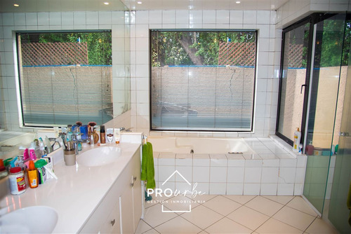 Casa En Venta De 6 Dorm. En Lo Barnechea