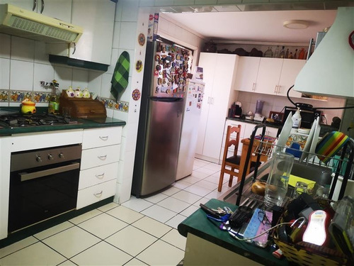 Casa En Venta De 4 Dorm. En Peñalolén