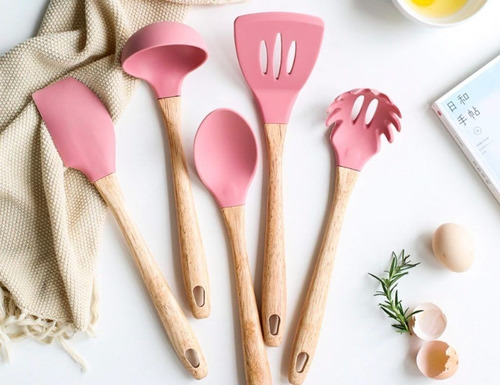 Imagen 2 de 6 de Utensilios De Cocina. Set X12 Piezas Madera Y Silicona. Rosa