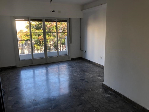 Ph 3 Ambientes En Primer Piso, Con Garage, Patio Y Terraza. Flores
