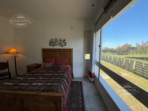Casa En Venta En Colonia Del Sacramento Sobre Rambla Costanera, Barrio Sheraton