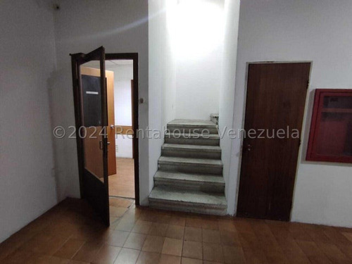 Consultorio En Alquiler Zona Este Barquisimeto, Cuatro Cubículo, 2 Baños, Aire Integral. Mls 24-17099 Dh