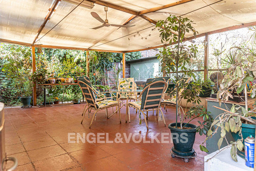Casa Con Patio En Juan Esteban Montero