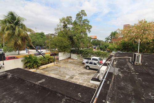 Amplio Terreno En Venta Ubicado En La Máximo Gómez