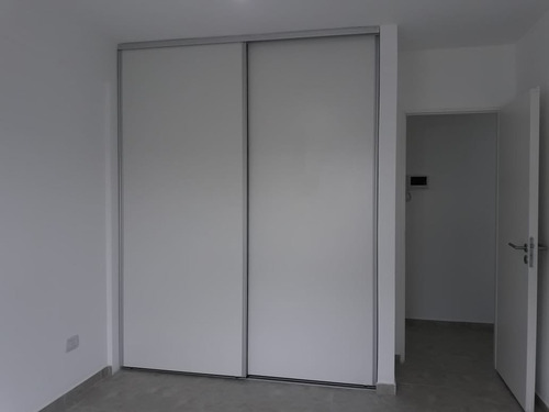 Dueño Directo Vende 2 Amplios Departamentos Con Vista Panorámica Y Cochera Cubierta. Apto Crédito. Excelente Ubicación En Moron A Pocas Cuadras Del Centro Comercial. Sin Comisión Inmobiliaria