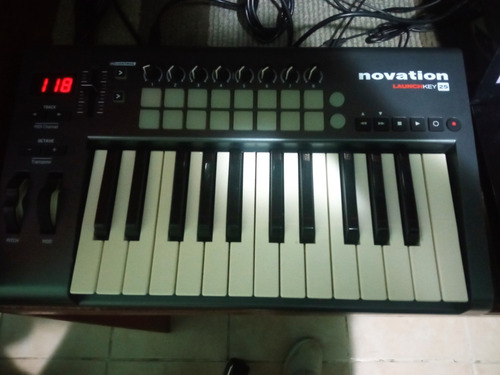 Novation Launchkey 25 Controlador Midi