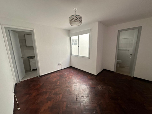 Alquiler Apartamento Al Frente 2 Dormitorios, Terraza Balcon, Azotea, Treinta Y Tres Casi Rambla, Ciudad Vieja