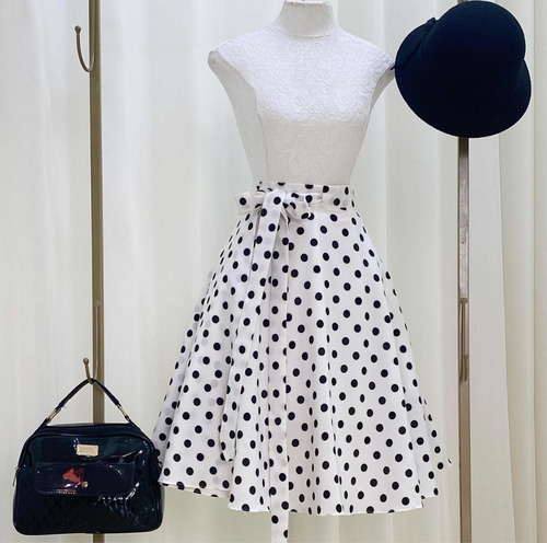 Imagem 5 de 9 de Saia Rodada Midi Modelo Envelope Branca Com Bolinha Preta