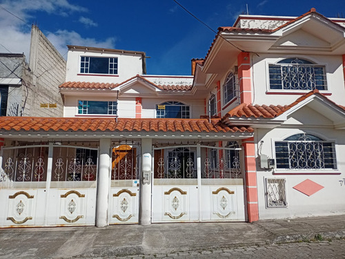 De Oportunidad Se Vende Hermosa Casa Tipo Americana En El Sur De Quito; Negociable.