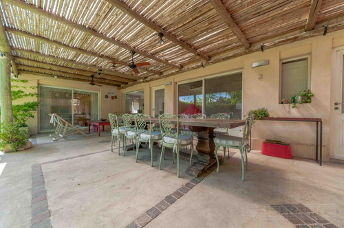 Casa Con 3 Dormitorios, Escritorio Y Playroom En Venta En Santa Barbara