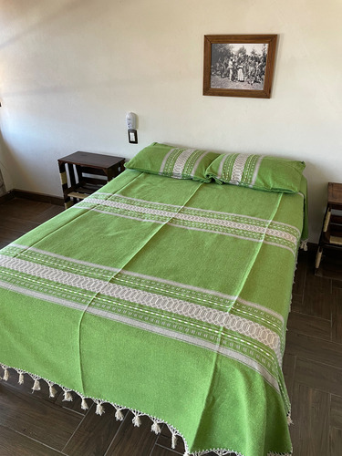 Colcha Matrimonial Oaxaqueña Pie Negro Y Fundas De Almohada Verde Lima Rayas